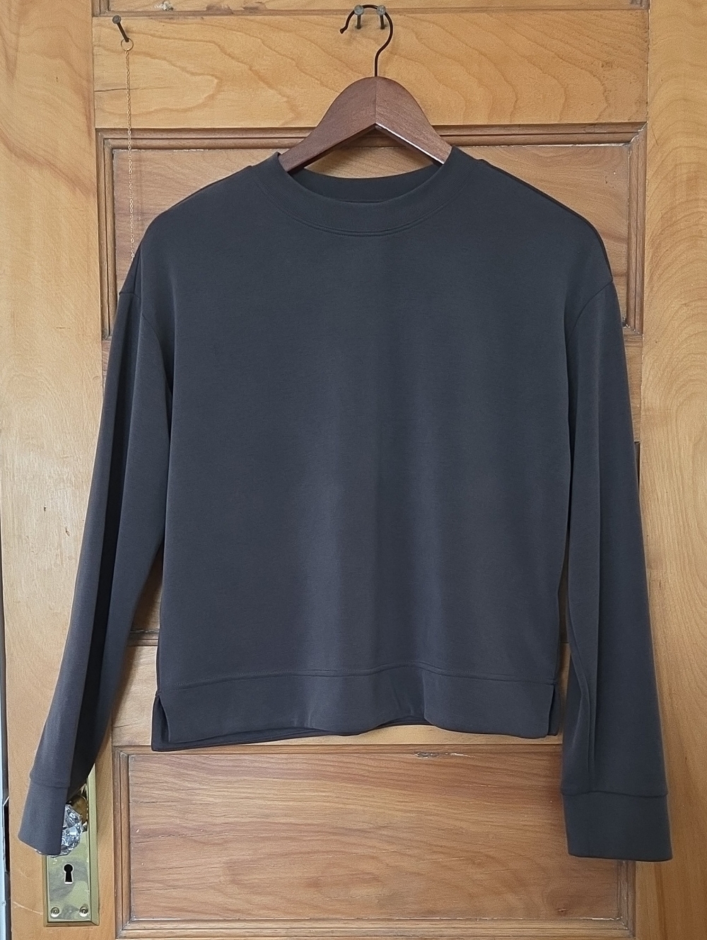 Athleta Form Cropped Crew Sweater in Charcoal Gray/Brown